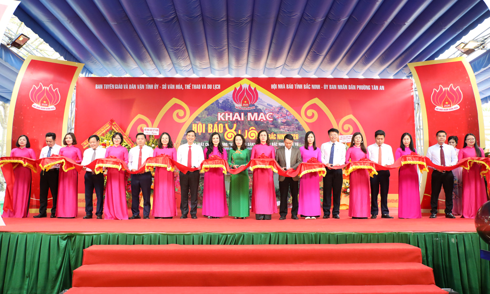 Các đại biểu cắt băng khai mạc Hội báo Xuân Bính Ngọ 2026.